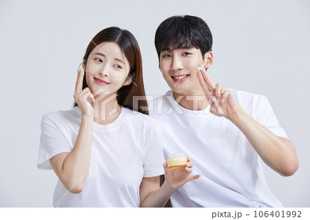 korean asian young couple with creems, cosmetics korean asian young couple with creems, cosmetics 106401992