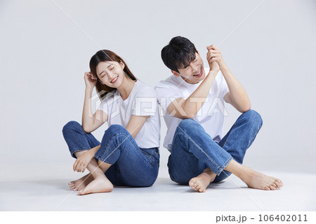 korean asian young couple standing back to back 106402011