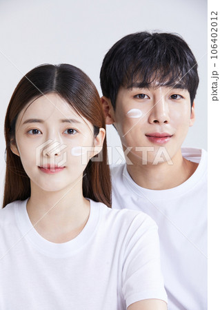 korean asian young couple with creems, cosmetics korean asian young couple with creems, cosmetics 106402012