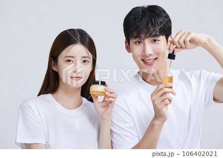 korean asian young couple with cosmetics korean asian young couple with cosmetics 106402021