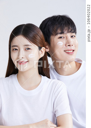 korean asian young couple with creems, cosmetics korean asian young couple with creems, cosmetics 106402022