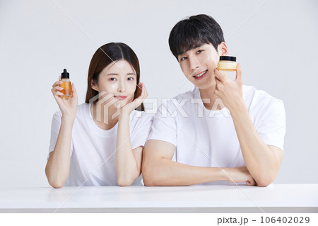 korean asian young couple with cosmetics korean asian young couple with cosmetics 106402029
