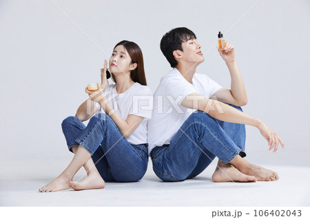 korean asian young couple with cosmetics korean asian young couple with cosmetics 106402043