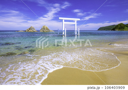 二見ヶ浦の透明感あふれる美しい海と白い鳥居と夫婦岩（福岡県糸島市） 106403909