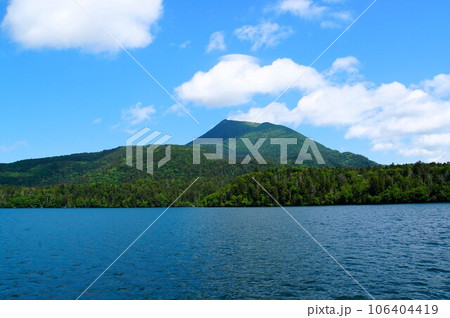 阿寒湖 観光船から見る雄阿寒岳 阿寒湖 観光船から見る雄阿寒岳 106404419