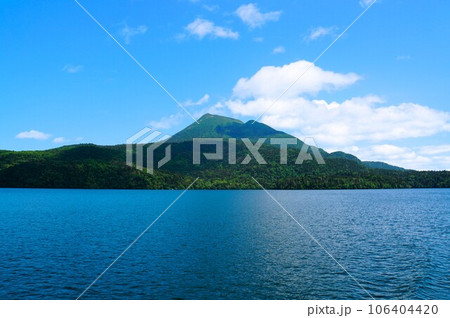 阿寒湖 観光船から見る雄阿寒岳 阿寒湖 観光船から見る雄阿寒岳 106404420
