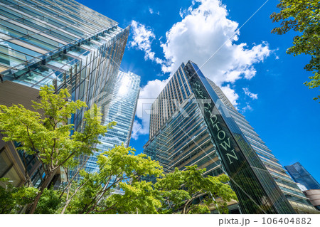 日本の東京都市景観 緑の樹木に映える東京ミッドタウンなどを望む(麻布台ヒルズも見える)=8月25日 日本の東京都市景観 緑の樹木に映える東京ミッドタウンなどを望む(麻布台ヒルズも見える)=8月25日 106404882