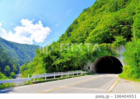 三本松トンネルを島々側より望む(長野県松本市)【2023.8】 106404951