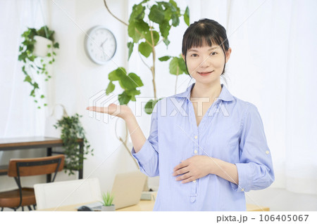 自宅で仕事をする女性 立ちポーズ 自宅で仕事をする女性 立ちポーズ 106405067