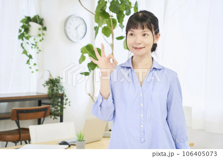 自宅で仕事をする女性 立ちポーズ 自宅で仕事をする女性 立ちポーズ 106405073