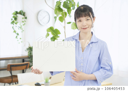 自宅で仕事をする女性 立ちポーズ 自宅で仕事をする女性 立ちポーズ 106405453