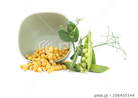 Dried whole yellow peas and garden peas pods 106405544