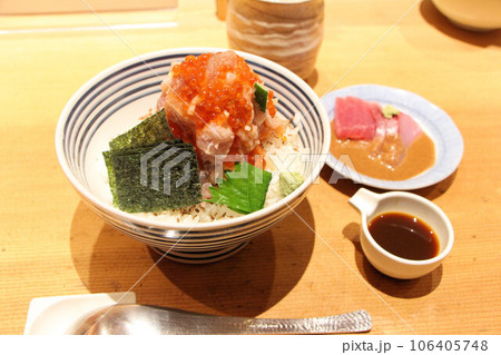 マグロやサーモンのたたきの上にイクラをたっぷり乗せた豪華で綺麗な盛り付けの海鮮丼 106405748