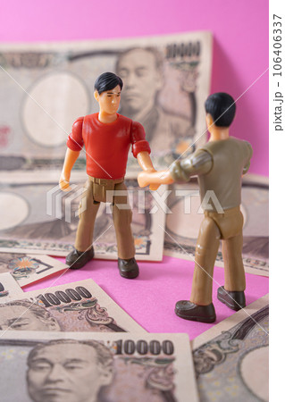 2人の男 金 現金 ビジネス 交渉 成立 106406337
