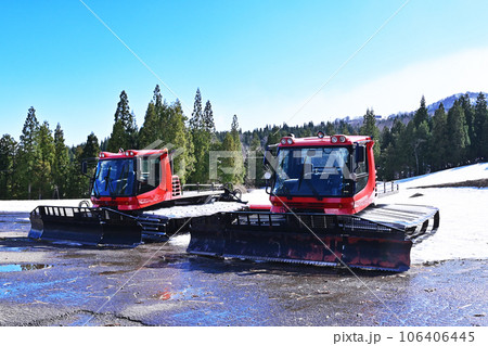 除雪する除雪車　大型特殊自動車　冬季作業車両　イメージ素材 106406445