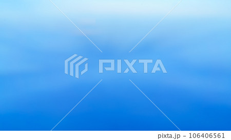 ブルーグラデーションの背景に浮かぶ雲 106406561