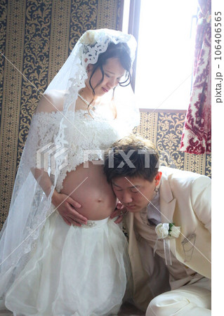 マタニティーフォト室内撮影、可愛い妊婦さんと旦那さんの新婚夫婦 106406565