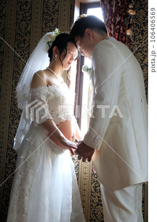 マタニティーフォト室内撮影、可愛い妊婦さんと旦那さんの新婚夫婦 マタニティーフォト室内撮影、可愛い妊婦さんと旦那さんの新婚夫婦 106406569