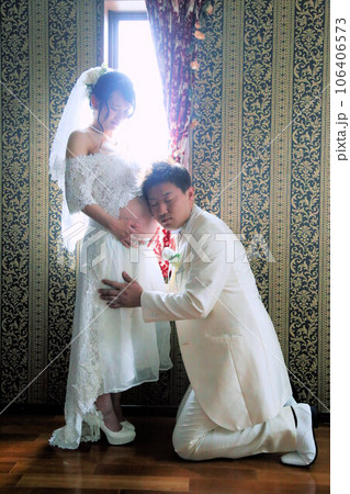 マタニティーフォト室内撮影、可愛い妊婦さんと旦那さんの新婚夫婦 マタニティーフォト室内撮影、可愛い妊婦さんと旦那さんの新婚夫婦 106406573