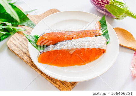 生鮭の切り身 106406851