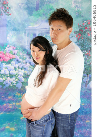 のマタニティーフォトスタジオ撮影、可愛い妊婦さんと旦那さんの新婚夫婦 のマタニティーフォトスタジオ撮影、可愛い妊婦さんと旦那さんの新婚夫婦 106406915