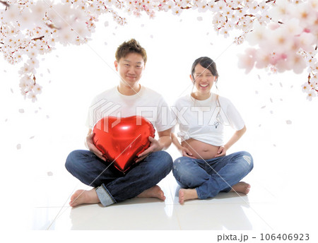 のマタニティーフォトスタジオ撮影、可愛い妊婦さんと旦那さんの新婚夫婦 のマタニティーフォトスタジオ撮影、可愛い妊婦さんと旦那さんの新婚夫婦 106406923