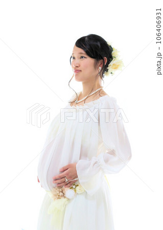 のマタニティーフォトスタジオ撮影、可愛い妊婦さんと旦那さんの新婚夫婦 のマタニティーフォトスタジオ撮影、可愛い妊婦さんと旦那さんの新婚夫婦 106406931