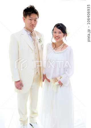 のマタニティーフォトスタジオ撮影、可愛い妊婦さんと旦那さんの新婚夫婦 のマタニティーフォトスタジオ撮影、可愛い妊婦さんと旦那さんの新婚夫婦 106406935