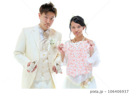 のマタニティーフォトスタジオ撮影、可愛い妊婦さんと旦那さんの新婚夫婦 のマタニティーフォトスタジオ撮影、可愛い妊婦さんと旦那さんの新婚夫婦 106406937