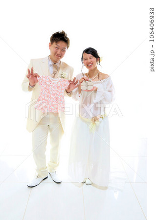 のマタニティーフォトスタジオ撮影、可愛い妊婦さんと旦那さんの新婚夫婦 のマタニティーフォトスタジオ撮影、可愛い妊婦さんと旦那さんの新婚夫婦 106406938