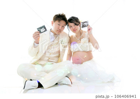 のマタニティーフォトスタジオ撮影、可愛い妊婦さんと旦那さんの新婚夫婦 106406941