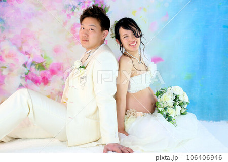のマタニティーフォトスタジオ撮影、可愛い妊婦さんと旦那さんの新婚夫婦 のマタニティーフォトスタジオ撮影、可愛い妊婦さんと旦那さんの新婚夫婦 106406946