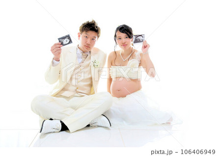 のマタニティーフォトスタジオ撮影、可愛い妊婦さんと旦那さんの新婚夫婦 106406949