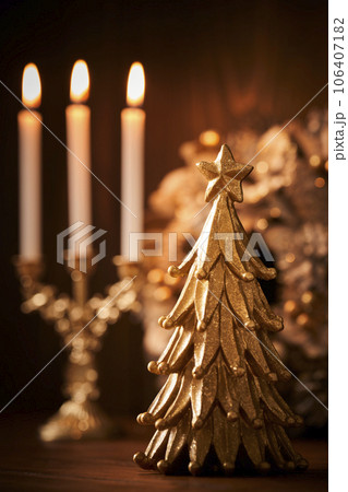 卓上クリスマスツリーとリース キャンドル クリスマスイメージ 卓上クリスマスツリーとリース キャンドル クリスマスイメージ 106407182