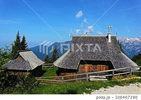 スロベニア、ヴェリカプラニナの民家と風景 スロベニア、ヴェリカプラニナの民家と風景 106407290