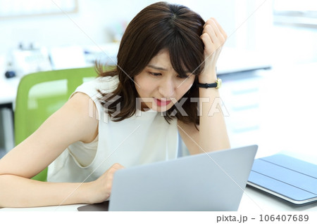 パソコン前で悩む・困る女性会社員イメージ 106407689