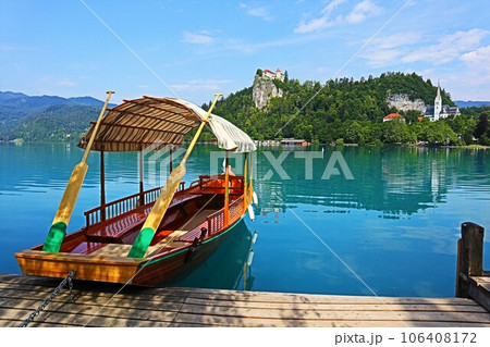 スロベニア、ブレッド湖とボート スロベニア、ブレッド湖とボート 106408172