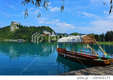 スロベニア、ブレッド湖と船 106408173