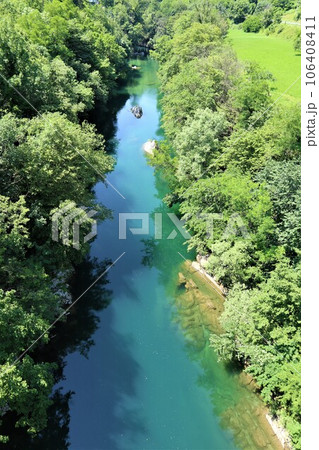 スロベニア、トルミンのソカ川 スロベニア、トルミンのソカ川 106408411