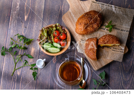 パン 焼きたての手作りカレーパン（ 半熟卵入り ）サラダと紅茶を添えて 106408473