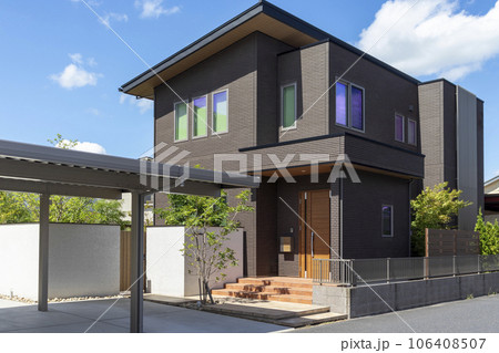 カーポートのある住宅外観と空 カーポートのある住宅外観と空 106408507