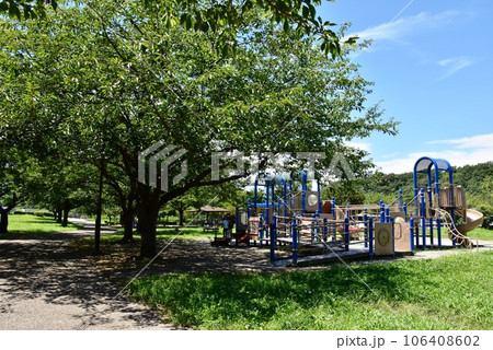藤沢市 引地川親水公園の散策路と複合遊具 藤沢市 引地川親水公園の散策路と複合遊具 106408602