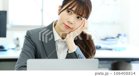 悩む　考える　女性会社員イメージ 106408814