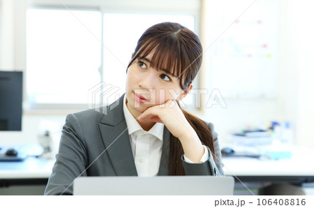 悩む　考える　女性会社員イメージ 106408816