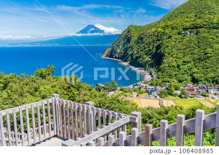 （静岡県）西伊豆・煌めきの丘から望む、夏の富士山 106408985