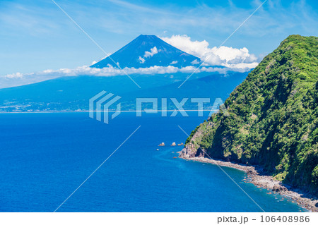 （静岡県）西伊豆・煌めきの丘から望む、夏の富士山 106408986