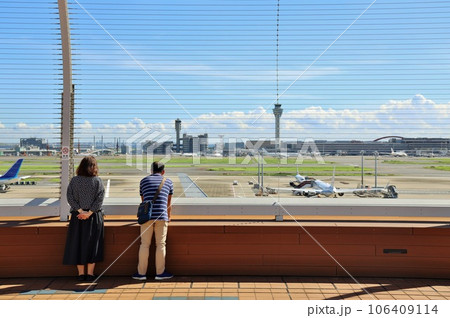 羽田の展望台から飛行機を見る夫婦 羽田の展望台から飛行機を見る夫婦 106409114