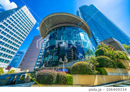 日本の東京都市景観　六本木ヒルズなどを望む。晴天に恵まれ猛烈な暑さ続く。左奥に麻布台ヒルズ＝8月 106409334