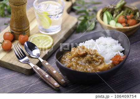 カレー ピリっと辛い手作り カレー サラダ付き（ カレーライス ） 106409754