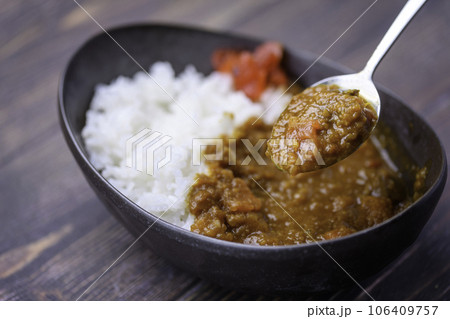 カレー ピリっと辛い手作り カレー サラダ付き（ カレーライス ） 106409757